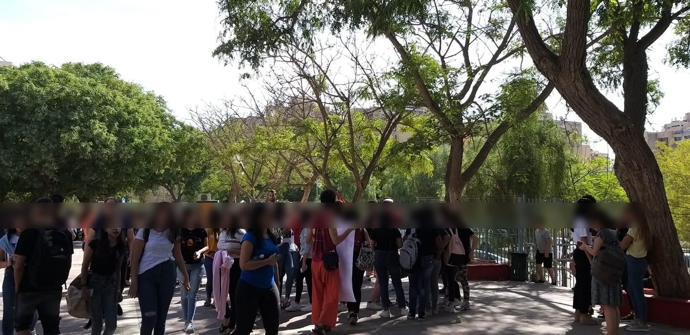 בחצר בית הספר היום (הטשטוש נעשה ע''פי הוראת החוק ולא לבקשת המשתתפים באירוע)